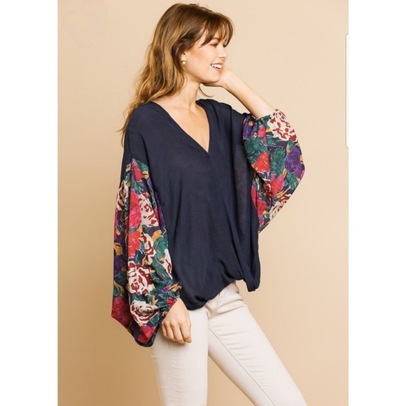 2FOR$30 - NWT Umgee Floral Balloon Sleeve Crossbody VNeck Top, Size Small - Picture 3 of 4